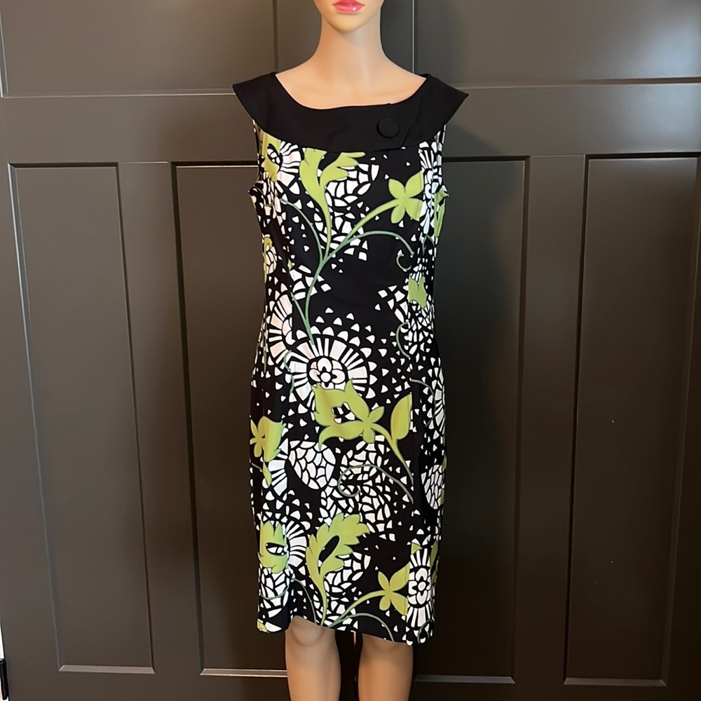 Women’s sleeveless dress.